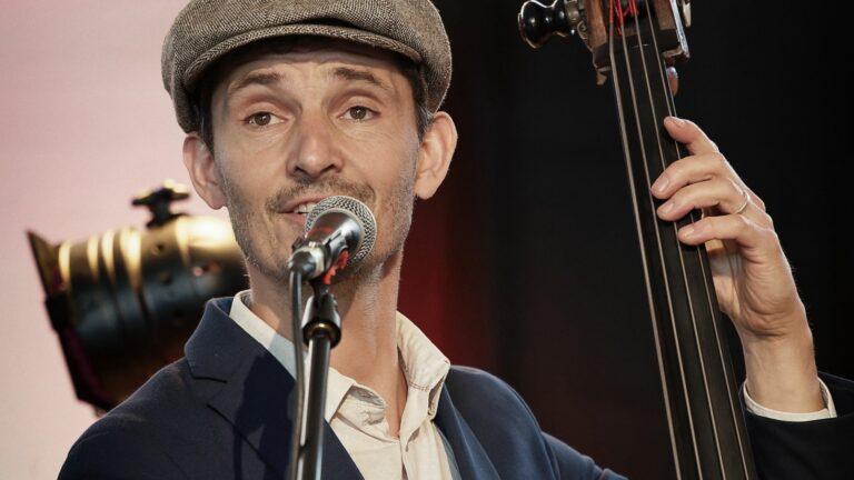 contrebassiste et chanteur de chansons françaises