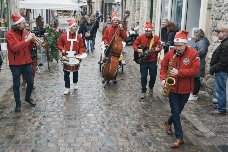 fanfare festive, groupe de musique en déambulation, strolling, seine et marne