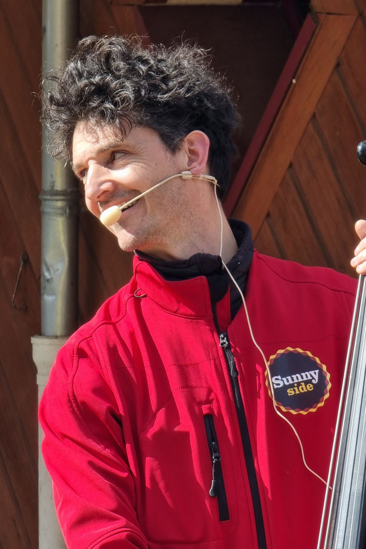 fanfare festive en déambulation musicale dans la rue