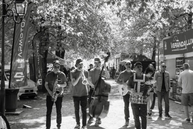 fanfare festive seine et marne, banda, déambulation musicale festive