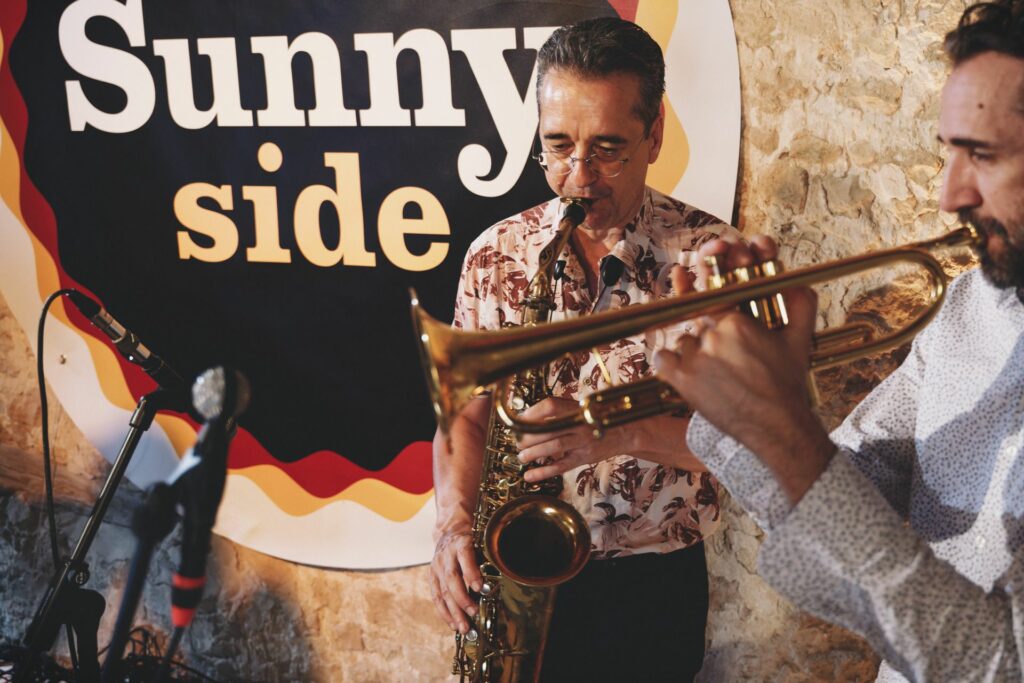 groupe de musique idf, fanfare festive et groupe de bal populaire et intergenerationnel